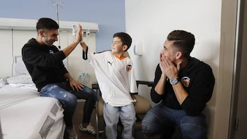 23/12/19 JUGADORES DEL VALENCIA FERRAN TORRES GABRIEL PAULISTA EN EL HOSPITAL CAMISETAS SOLIDARIAS