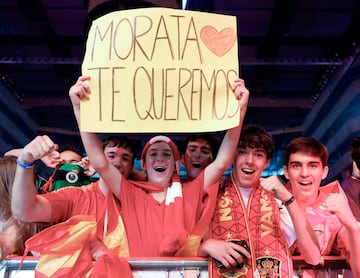 Aficionados muestran pancarta compartiendo su cariño para el delantero de España, Álvaro Morata.