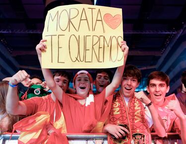 Aficionados muestran pancarta compartiendo su cariño para el delantero de España, Álvaro Morata.