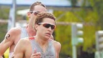 MARCAJE. Docherty (detrás) esperó al sprint para superar a Iván Raña.