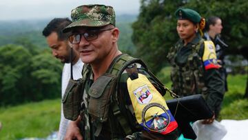 AME1700. SAN VICENTE DEL CAGUAN (COLOMBIA), 16/04/2023.- Alias "Iván Mordisco", comandante general de la disidencia de las FARC, llega a Casa Roja donde los comandantes del Estado Mayor Central, la principal disidencia de la guerrilla, se reúnen este fin de semana para presentar una postura común ante el país y el Gobierno, hoy en San Vicente del Caguán (Colombia). EFE/Ernesto Guzmán