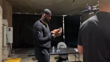 LeBron cazado ¿hablando de la dimisión de Magic?: "De locos..."