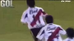 ¡Dos toques en el aire! Este extraordinario gol de Salas en River cumple 15 años