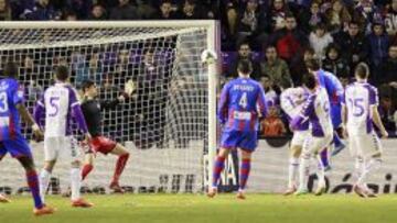 El jugador del Levante Víctor Casadesús marca ante el Real Valladolid.