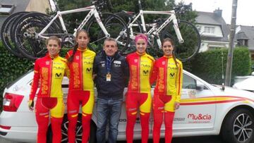 El seleccionador Ramón González Arrieta posa con las componentes de la selección española femenina de ciclismo.