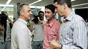 <b>EN A CORUÑA</B>. Cruyff, junto a los deportivistas Víctor y Makaay.