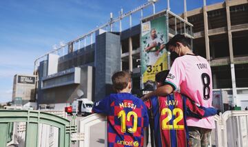 Aficionados del Barcelona en los alrededores del estadio Martínez Valero antes del inicio del encuentro. 