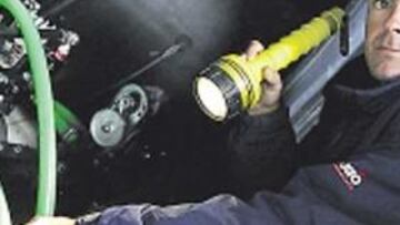 <b>LOCALIZADO. </b>Bekking muestra dónde se deslaminó el casco.