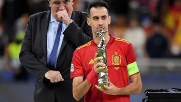 Soccer Football - Nations League - Final - Spain v France - San Siro, Milan, Italy - October 10, 2021 Spain's Sergio Busquets with the player of the tournament trophy after the match REUTERS/Alberto Lingria REFILE - CORRECTING TROPHY