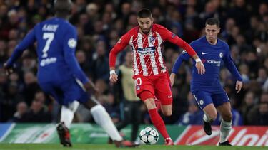 Carrasco encara a Kanté en el Chelsea-Atlético de 2017.