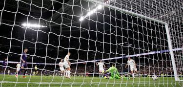 2-0. Contraataque del Real Madrid. Jude Bellingham asiste a Rodrygo, avanza, y dentro del área,  se va de Daniel Vivian con un recorte para anotar con un disparo raso al palo corto de Julen Agirrezabala.
