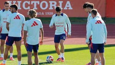 LAS ROZAS (MADRID) 10/10/2025.- El centrocampista Pedri (c) durante el entrenamiento de la selección española en la Ciudad del Fútbol de Las Rozas, Madrid, este viernes para preparar el enfrentamiento ante Georgia de mañana correspondiente al clasificatorio para el Mundia. EFE/ Mariscal