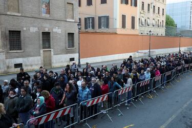 Fieles hacen fila para ingresar a la Basílica de San Pedro para rendir homenaje al Papa Francisco.