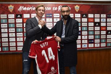  "La gente se acuerda de Guti porque fui un futbolista diferente", viene diciendo desde su retirada. Pero eso es el pasado. Su filosofía como entrenador la resumió hace poco en 'Universo Valdano'. "Al llegar al Almería le dije al equipo. 'Olvidaos de Guti. Aquí Guti no está. Soy José María Gutiérrez, soy vuestro míster. La exigencia va a ser máxima. Quien no lo haga, no  va a jugar conmigo". Cambio de ciclo y aspirante a sumar un ascenso a Primera como entrenador a su dilatado palmarés. De Guti a José María Gutiérrez...

