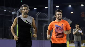 Fernando Alonso junto a su preparador Edoardo Bendinelli.  