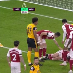 La acción entre David Luiz y Raúl Jiménez que ha acabado en el quirófano con fractura de cráneo: 3 meses de baja