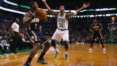 Evan Turner presiona a Rodney Stuckey.