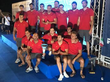 La Selección española, aún con Blai Mallarach, festejando la Sardinia Cup de este fin de semana.