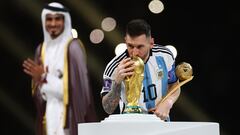 Leo Messi besa la Copa del Mundo tras conquistar en Catar el tercer Mundial de fútbol de la selección de Argentina. 