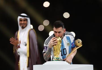 Leo Messi besa la Copa del Mundo tras conquistar en Catar el tercer Mundial de fútbol de la selección de Argentina. 