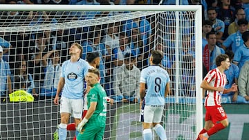 Andrei Radu, Fran Beltrán y Carl Starfelt lamentan el tanto encajado por el Celta contra el Atlético de Madrid en Balaídos.
