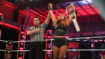 Becky Lynch celebra su victoria en WrestleMania 36.