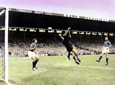 Durante más de seis décadas, Francia y España se enfrentaron 19 veces en partidos amistosos antes de la final de la Eurocopa 1984. Esta imagen captura una época en la que los estadios eran modestos, los balones pesados y el fútbol rudimentario