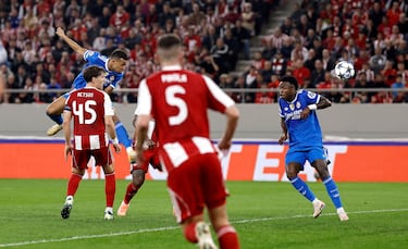 1-2. Arda Güler, desde la banda derecha, cuelga el balón para la cabeza del delantero francés que remata 
y supera a Kostas Tzolakis.