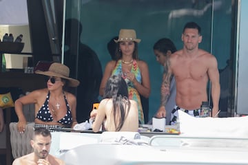 Leo Messi, Luis Su¨¢rez y Cesc F¨¢bregas han disfrutado de un d¨ªa en barco por la costa de Ibiza. Los tres jugadores se encuentran de vacaciones antes de la vuelta al trabajo.