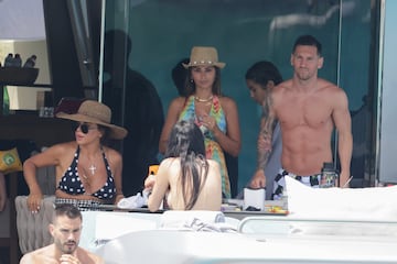 Leo Messi, Luis Suárez y Cesc Fábregas han disfrutado de un día en barco por la costa de Ibiza. Los tres jugadores se encuentran de vacaciones antes de la vuelta al trabajo.