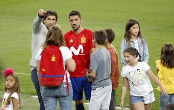 Raul González Blanco y David Villa rodeados de los hijos de ambos.