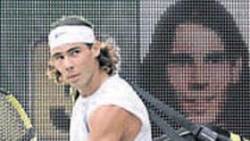 <b>ENFADO. </b>Rafa Nadal no ocultó su malestar por tanta parada.
