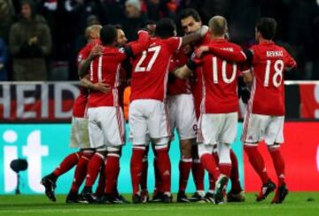 Los jugadores del Bayern celebran el 1-0 de Lewandowski.