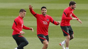 Trippier, Su&aacute;rez y De Paul, ayer en el Cerro, antes de viajar a Liverpool. 