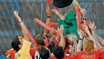 <b>MANTEADO. </b>Luis sobrevuela Colón en brazos de sus jugadores.