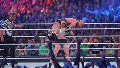 Ronda Rousey, que competía junto a Kurt Angle, se midió a Triple H y Stephanie McMahon en una lucha por parejas.