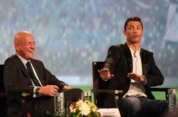 Cristiano Ronaldo recibe el premio 'Globe Soccer' en Dubai