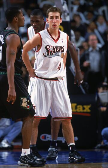 Perteneciente a la llamada Generaci車n Dorada del baloncesto argentino, fue el primero de su pa赤s en debutar en la NBA, donde su carrera fue corta. Lo hizo de una forma curiosa: no fue seleccionado en el draft, pero los Sixers de Allen Iverson le dieron una oportunidad. Hizo su debut en la el 31 de octubre de 2000, en el m赤tico Madison Square Garden de Nueva York ante los Knicks. Apenas minutos separaron su primera aparici車n en canchas profesionales norteamericanas del debut de su compatriota, Rub谷n Wolkowyski, que hizo lo propio el mismo d赤a con los Sonics. S芍nchez se convirti車 as赤 en el primer jugador argentino de la historia de la NBA. Campe車n ol赤mpico en 2004, pas車 por el Bar?a y el Real Madrid justo despu谷s de hacer lo propio con el Unicaja. Con el equipo malague?o anot車 el triple ganador que les dio el pase a la primera Final Four de la historia, en 2006 y con Sergio Scariolo de entrenador. Un jugador hist車rico.