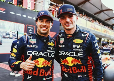 Los pilotos de Red Bull Racing, Sergio Pérez y Max Verstappen, tras la carrera del Gran Premio de Azerbaiyán.