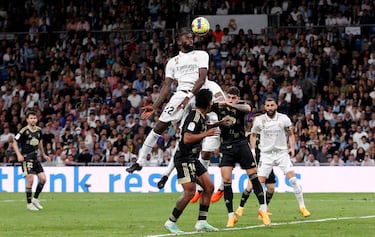 Rüdiger controla un balón de cabeza.