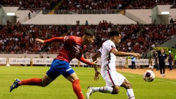 Costa Rica's Carlos Mora (L) vies for the ball with Unites States Tyler Adams (R) during their FIFA World Cup Qatar 2022 Concacaf qualifier match at the National Stadium in San Jose, on March 30, 2022. (Photo by Ezequiel BECERRA / AFP)