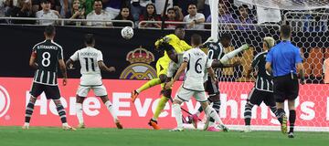 Onana, el portero del United, despeja un balón.