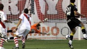 <b>'CASQUERAZO' EN VALLECAS. </b>Javi Casquero abrió el marcador con uno de sus disparos, pero luego el Rayo fue mejor y empató.