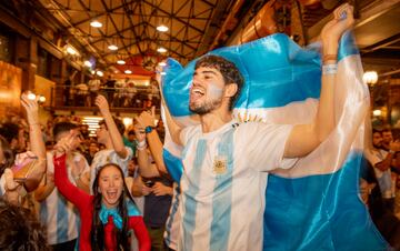 Después de un partido lleno de tensión, los seguidores argentinos explotan de alegría tras ver a su selección Campeona del Mundo.