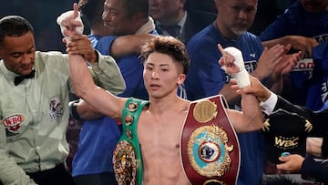 Naoya Inoue con sus cinturones después de derrotar a Stephen Fulton en Japón.