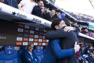 Saludo entre Marcelino y Quique Sánchez Flores. 
 