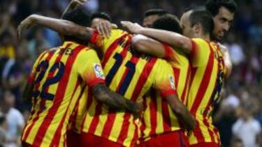 Neymar, abrazado por sus compañeros tras el gol del empate