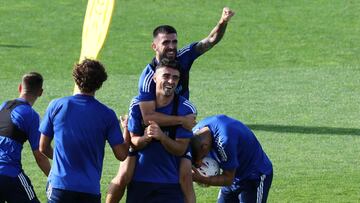  Agus Medina se sube encima de Alex Pascanu durante el entrenamiento de la SD Ponferradina en el campo anexo de El Toralin en Ponferrada foto Luis de la Mata