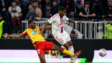 Lens' Malian midfielder #08 Mamadou Sangare (L) fights for the ball with Lyon's Brazilian forward #09 Endrick during the French Cup quarter-final football match between Olympique Lyonnais (OL) and RC Lens at the Groupama Stadium in Decines-Charpieu, central-eastern France, on March 5, 2026. (Photo by OLIVIER CHASSIGNOLE / AFP)