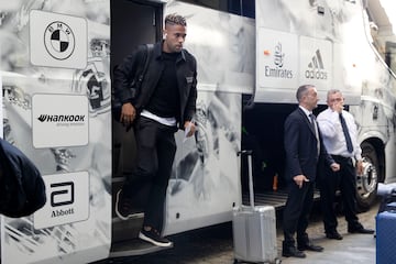 Mariano baja del autobús del Real Madrid.